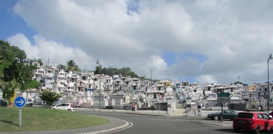 Damier d’éternité : secrets du cimetière de Morne-à-l’Eau en Guadeloupe
